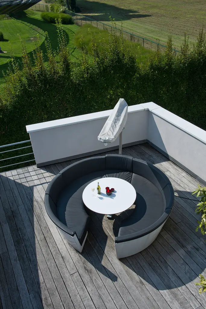 Extremis_Kosmos-8-seater_WithKosmosShade_Vanheuven-1.webp